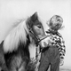 Ребенок, стоящий рядом с миниатюрной лошадью для сравнения размеров, 1952 год.