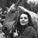 Элизабет Тейлор позирует с лошадью после съемок фильма «Национальный бархат», 1945 год.