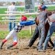 Иногда со стороны завод в боксы «проблемных» лошадей выглядит довольно опасно, но на самом деле и люди, и лошади при этом крайне редко получают серьезные травмы / Фотограф: Наталья БУДЫЧЕВА