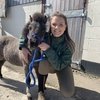 В Великобритании ветеринарная медсестра забрала себе найденного полуживым пони