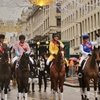 Четверка скаковых коней в центре Лондона