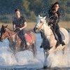 Зак Эфрон и Мишель Родригес совершили романтическую конную прогулку на Сардинии
