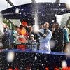 Френки Деттори и его команда празднуют победу в скачках в Аскоте