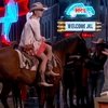 Американский актер Билл Мюррей приехал на ТВ-шоу на лошади и в юбке