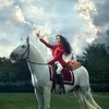 Актриса Ева Грин верхом на белом коне