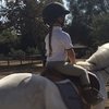 Виктория Бэкхем знакомит свою дочку с лошадьми и верховой ездой