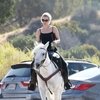 Леди Гага ездит на лошади в магазин