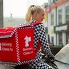 Ход конем: В Екатеринбурге курьер доставляет заказы верхом на лошади