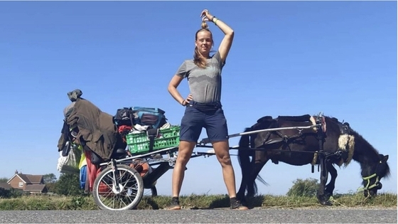 Студентка идет пешком из Германии в Шотландию, чтобы не расставаться с пони