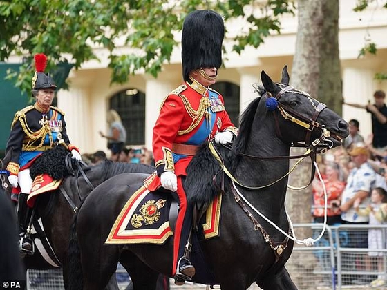 Впервые за 37 лет английский монарх принял парад верхом на коне