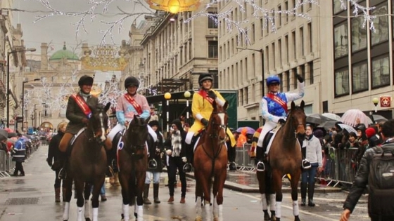 Четверка скаковых коней в центре Лондона