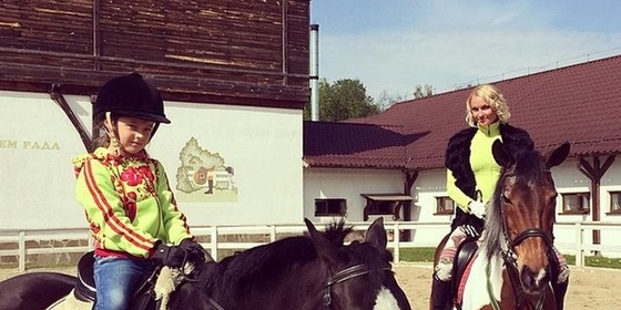 Дочка Волочковой разделяет мамину любовь к лошадям