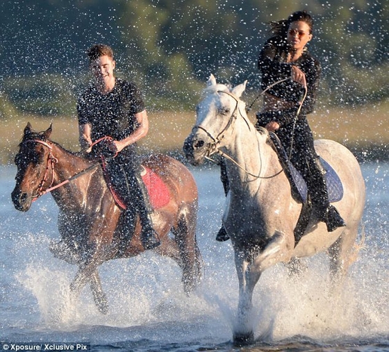 Зак Эфрон и Мишель Родригес совершили романтическую конную прогулку на Сардинии