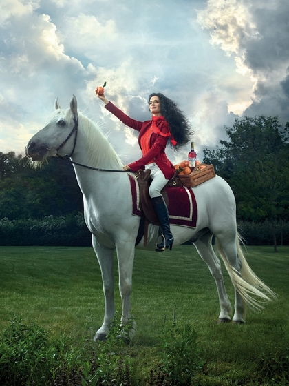Актриса Ева Грин верхом на белом коне