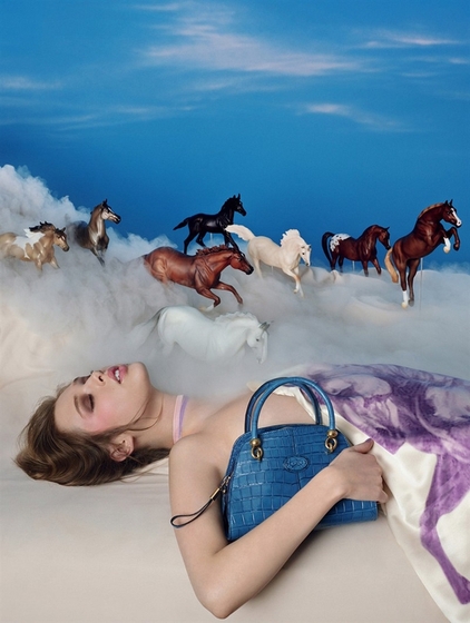 Рекламная кампания Tod's: смешались в кучу сумки, лошади... 