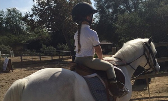 Виктория Бэкхем знакомит свою дочку с лошадьми и верховой ездой