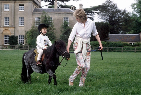 Газета Daily Mail опубликовала детские фотографии принца Уильяма