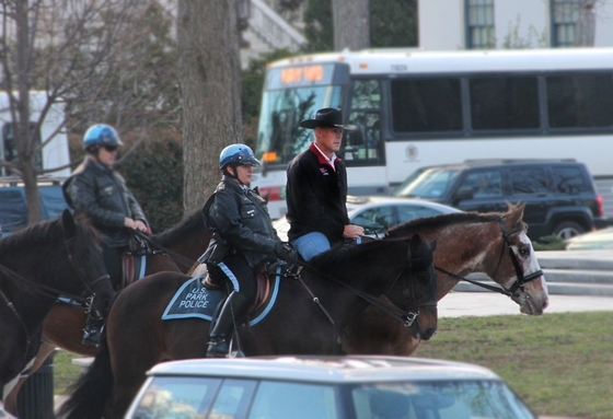 Новый министр МВД США явился на работу верхом на лошади